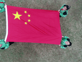 燃爆了:南街村千名小学生在毛主席像前宣誓,高唱红歌