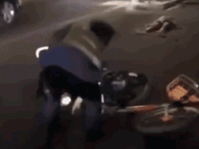 汕头交警执法用单车扔摩托车视频回放让人见识什么叫脑洞大开