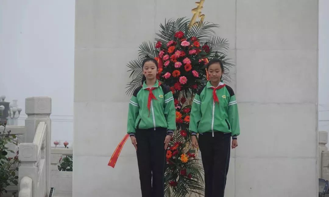 燃爆了：南街村千名小学生在毛主席像前宣誓，高唱红歌