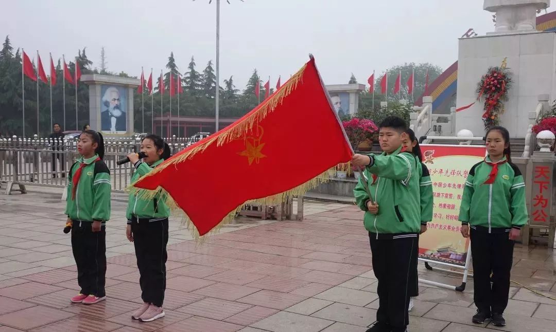 燃爆了：南街村千名小学生在毛主席像前宣誓，高唱红歌