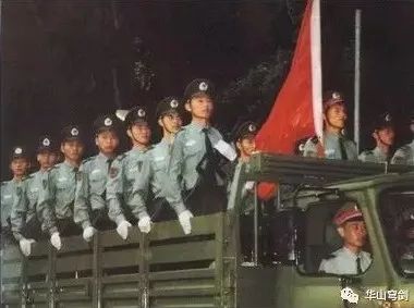 【香港有解放军吗】当年邓小平看完军队接收香港方案，批两个字：“软了！”