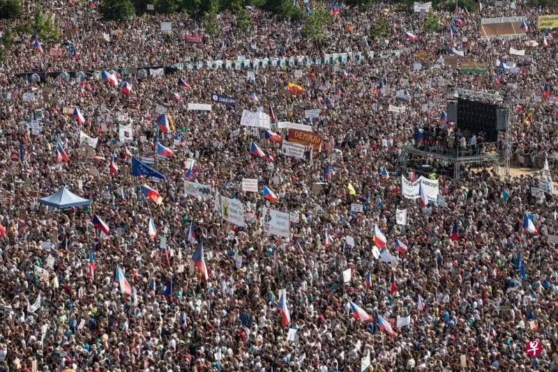 反华为斗士安德烈·巴比什倒霉了：25万捷克人涌入首都布拉格的莱特纳公园抗议