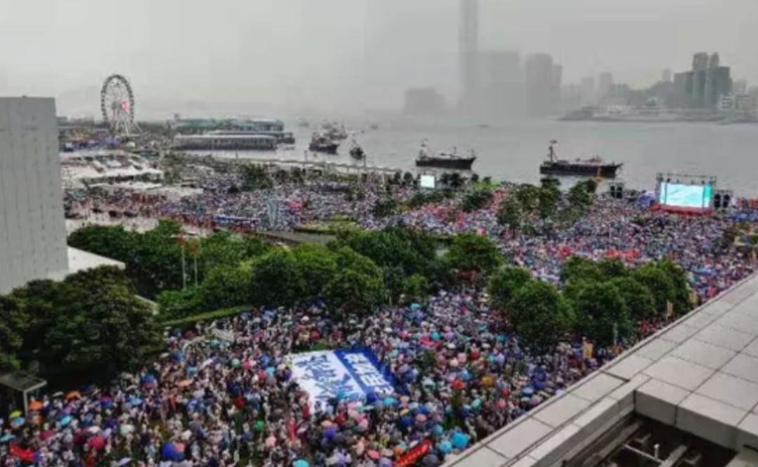 香港有多少人支持港独看他们当街被揍就知情况不妙！