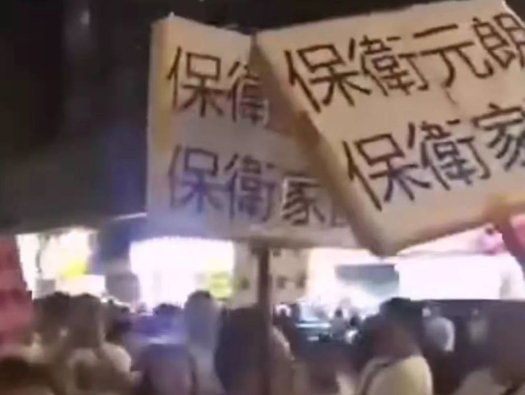 香港有多少人支持港独看他们当街被揍就知情况不妙！