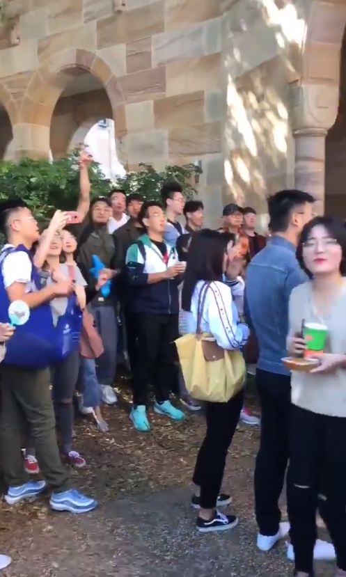 为什么有港独还闹到昆士兰大学中国留学生唱《义勇军进行曲》反击