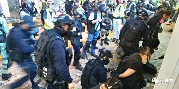 香港警察最近怎么了之警方还原驱散暴徒经过视频让人惊诧