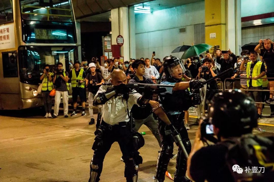 香港警察最近怎么了之警方还原驱散暴徒经过视频让人惊诧