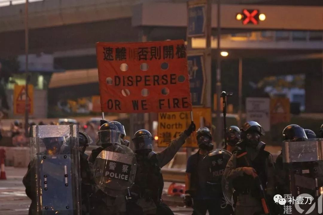 香港警察最近怎么了之警方还原驱散暴徒经过视频让人惊诧