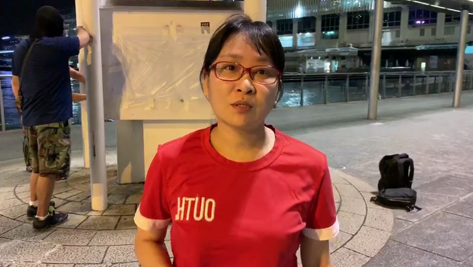 香港市民升起国旗视频以顽强爱国力击退港独威胁与恐吓