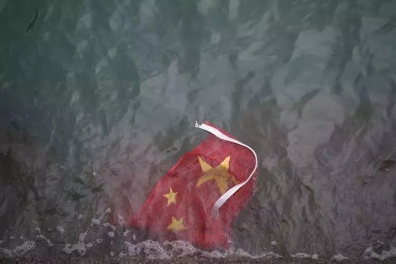 香港事件最新消息之从羞辱国徽把国旗丢入海中社会撕裂再所难免