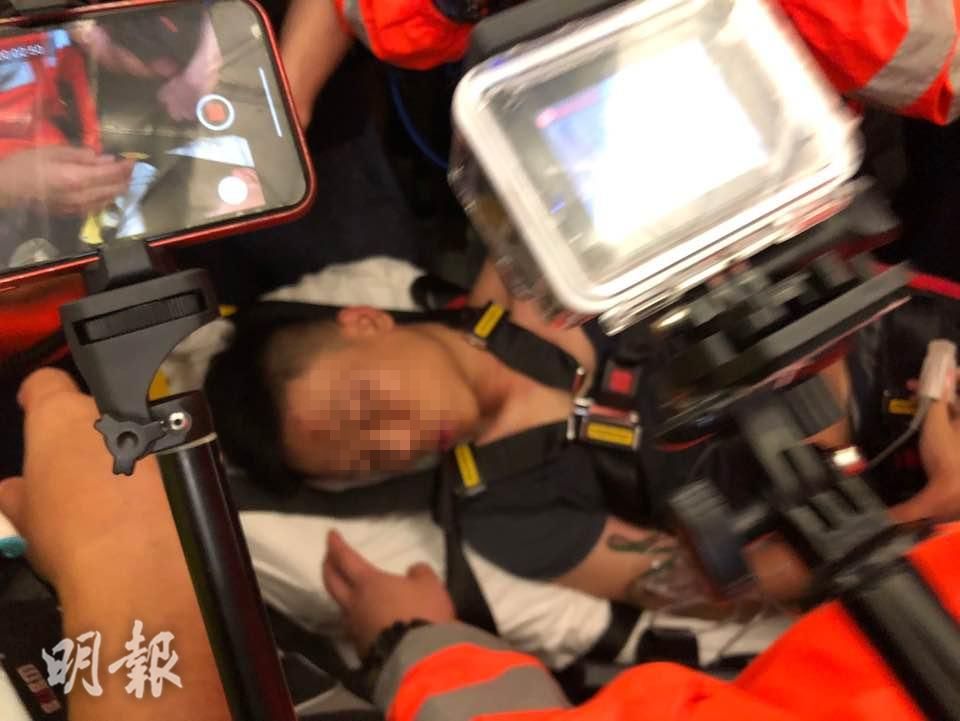 环球网记者被围殴视频惊怵但付国豪仍高喊：我支持香港警察 你们可以打我了