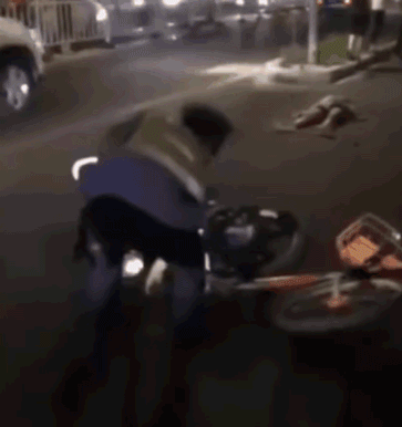 汕头交警执法用单车扔摩托车视频回放让人见识什么叫脑洞大开