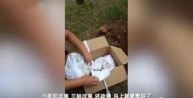 荒山挖出活婴场景悲戚引发网友对无脑家长激烈唾骂！