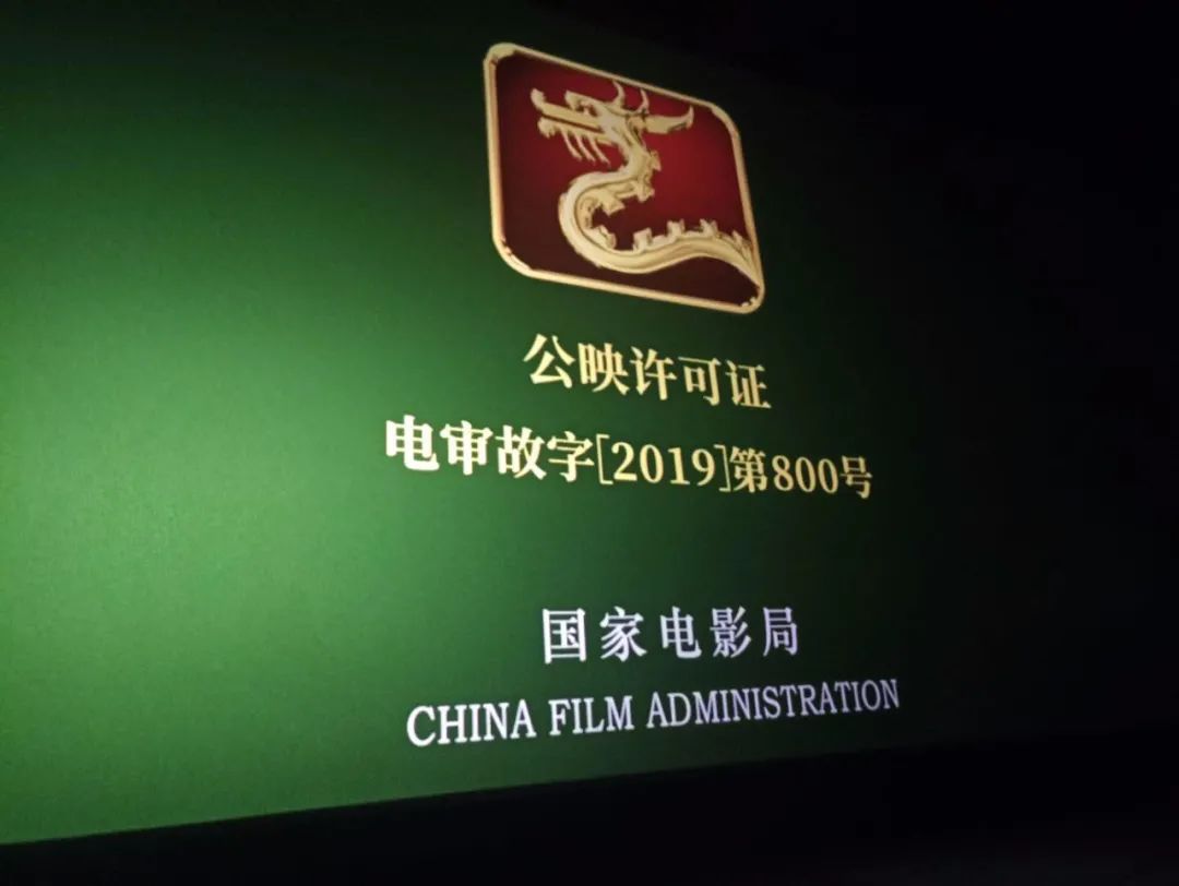 《八佰》点映票房破千万但戏里与戏外只不过是一场严肃的滑稽表演