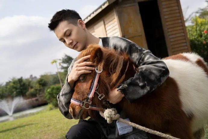 陈伟霆拍女生被对方男友要求删除：谁让你专门拍人家屁股的！