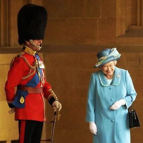 丈夫葬礼上94岁英女王车内抹泪：解锁菲利普亲王的红颜知己谜团！