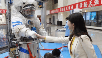 王亚平将成中国首位出舱女航天员她的简历竟如此牛逼！